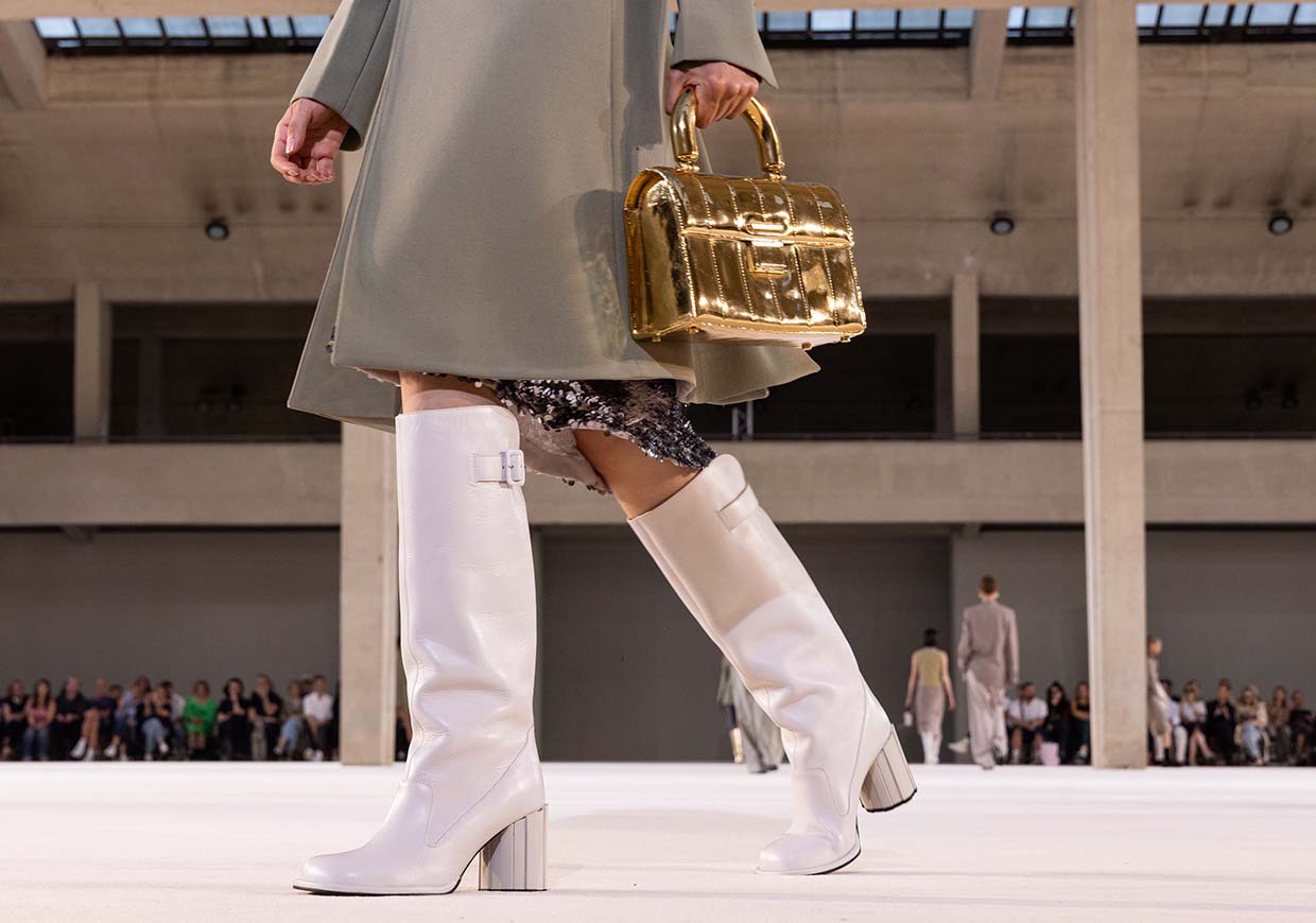 Stap in Stijl: Een Verkenning van Trendsettende Schoenen in 2024
