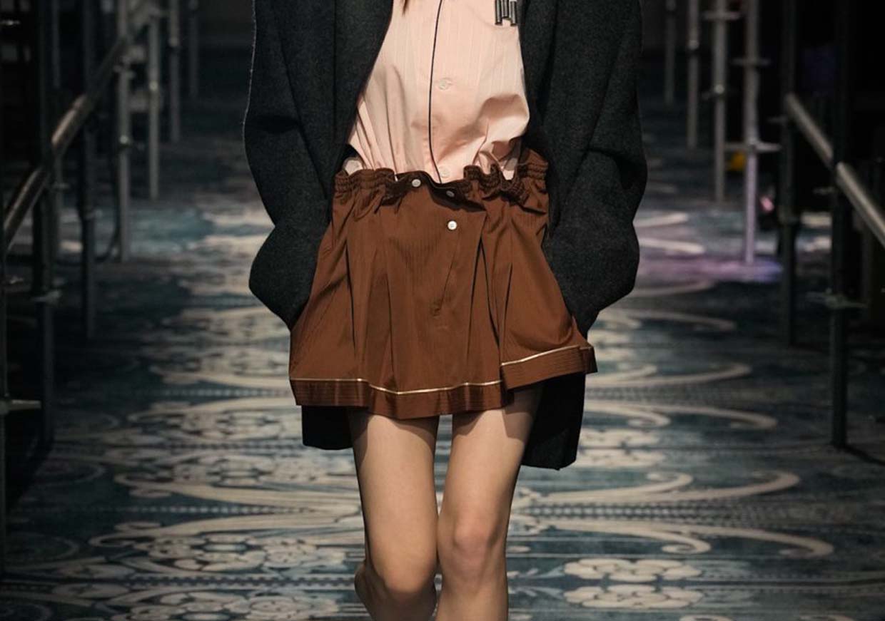 De modieuze terugkeer van de papieren tas rok: De retro trend geleid door Prada